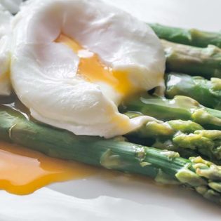Grilled Asparagus with Poached Egg and Pancetta