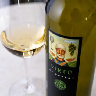 Virtu white wine
